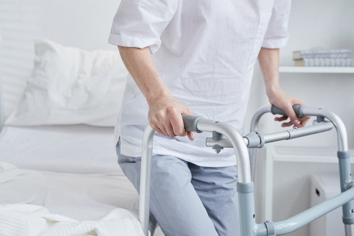 Why and When Should A Person Use an Aluminum Walker? - Cart Health